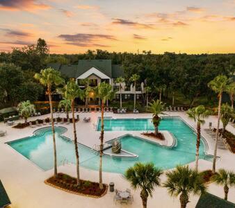 2 MI to USF + Long Term Stays allowed + Gym + Pool, Tampa