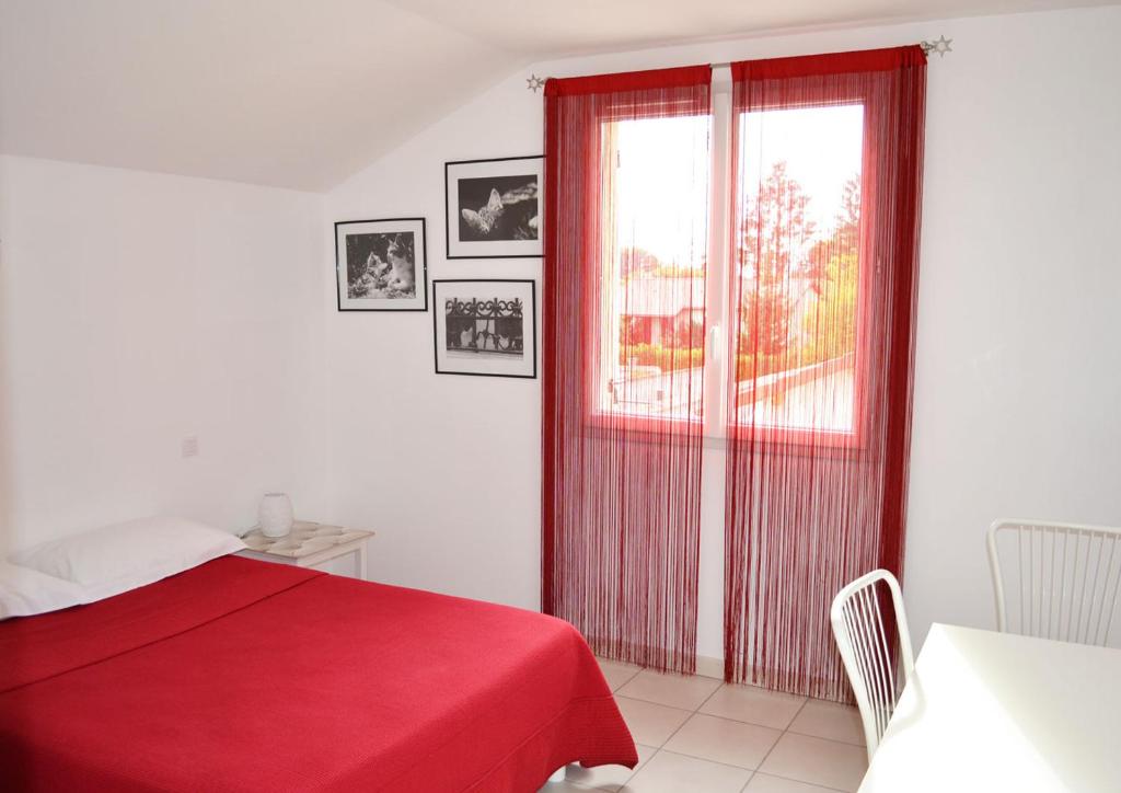 Chambre avec salle de bain privative comme à l'hôtel et "salon-cuisine" à partager avec les 4 autres locataires