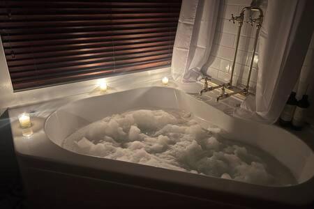 Renovated Cottage의 아늑한 내부 공간 또는 정원