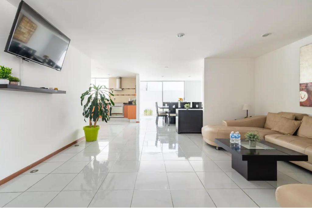 Casa Grande, Cómoda y con Seguridad - Excelente Ubicación - 2