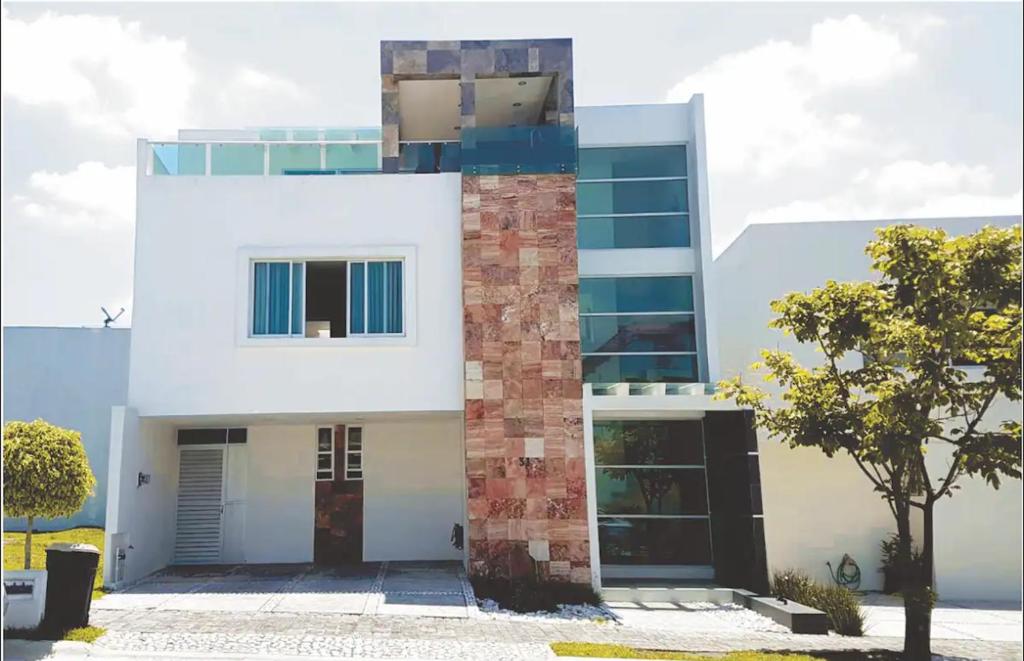 Casa Grande, Cómoda y con Seguridad - Excelente Ubicación - 1