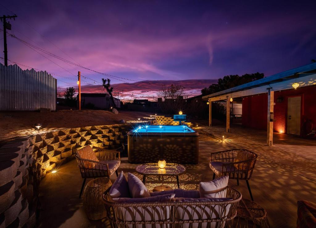 Luxury Joshua Tree Retreat w/ Hot Tub, BBQ & Games, Joshua Tree