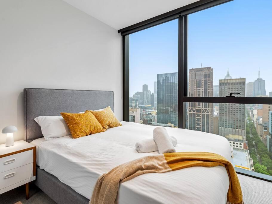 Superb CityView 2B2B apt CBD with Gym, Melbourne