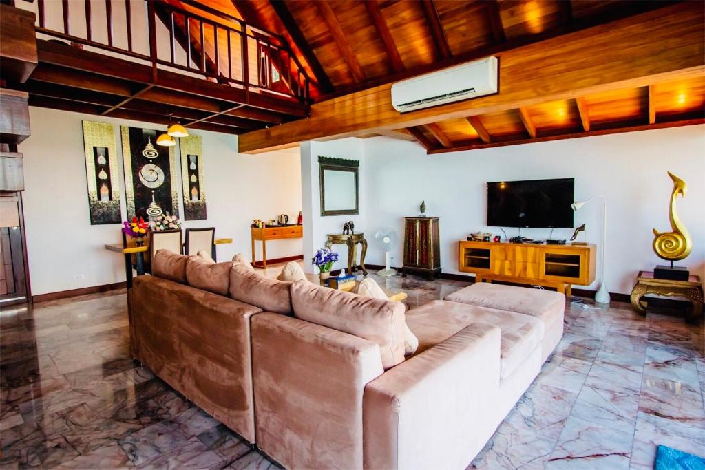 Shared lounge/TV area
