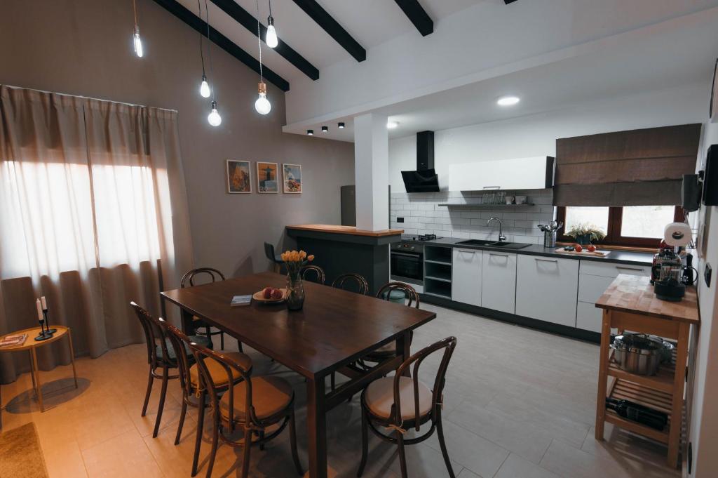 Cozy country home with heated outdoor pool 전경