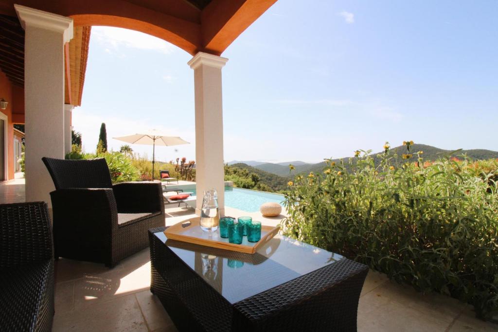BELLE VUE Villa climatisée pour 8 personnes avec piscine chauffée et vue mer panoramique à La Londe-les-Maures - 4