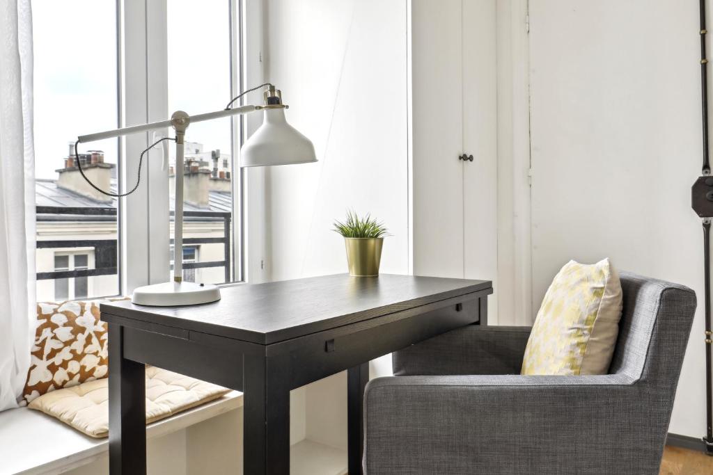 Bright top floor studio near Pere Lachaise - 5