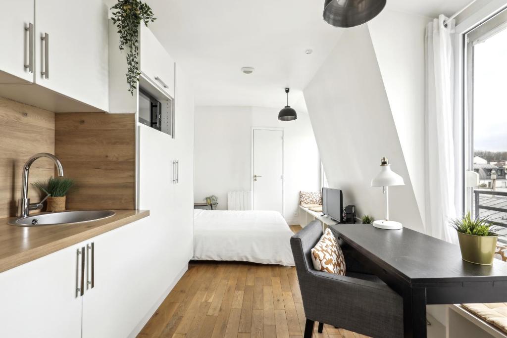 Bright top floor studio near Pere Lachaise - 2