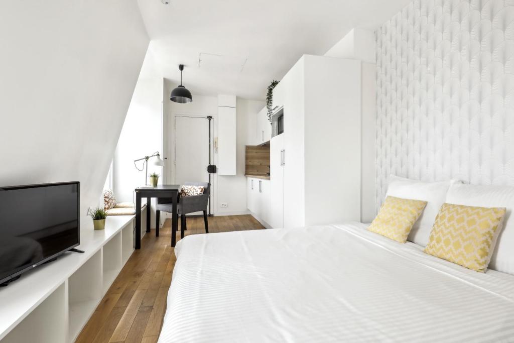 Bright top floor studio near Pere Lachaise - 4