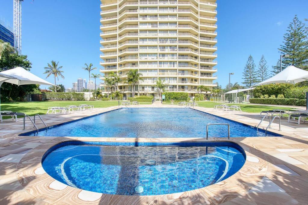 Retro Main Beach Hidden Gem with Waterfront Views, Gold Coast