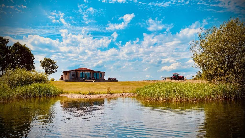 The Angel - Luxury Lakeside Lodge, Cotham