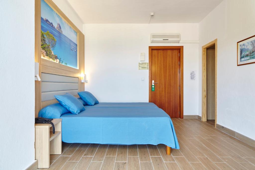 Hotel Ses Savines — Hotel rooms in San Antonio, Balearic Islands