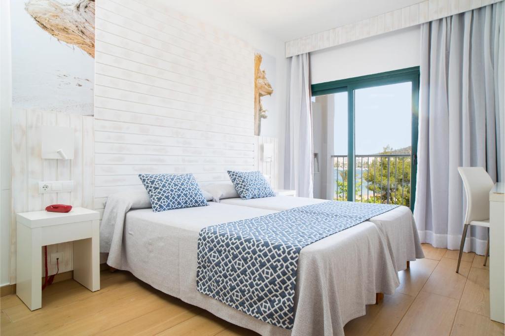 Hotel Ses Savines — Hotel rooms in San Antonio, Balearic Islands