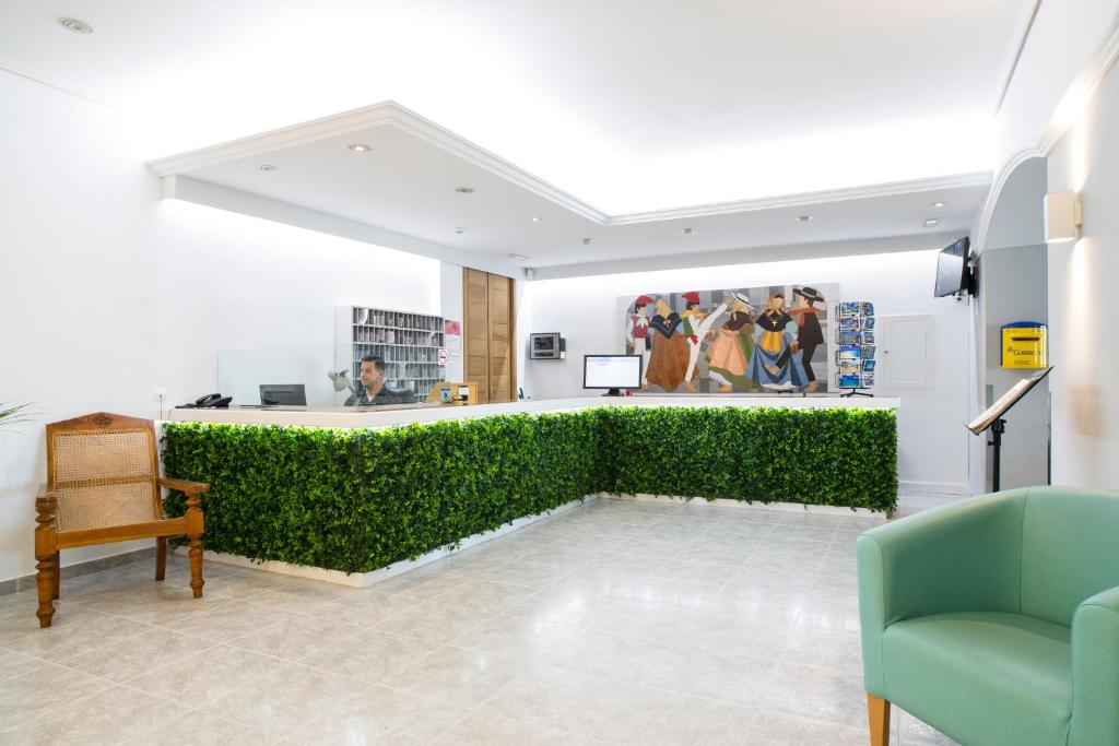 Hotel Ses Savines — Hotel building in San Antonio, Balearic Islands