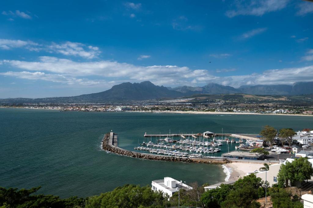 'Bikini Views' Private One Bedroom Suite for 2 with Sunny Veranda, Gordonʼs Bay