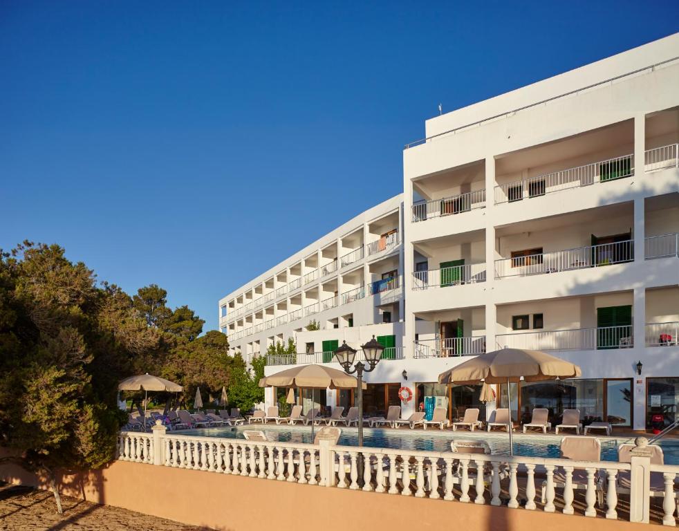 Hotel Ses Savines — Hotel building in San Antonio, Balearic Islands