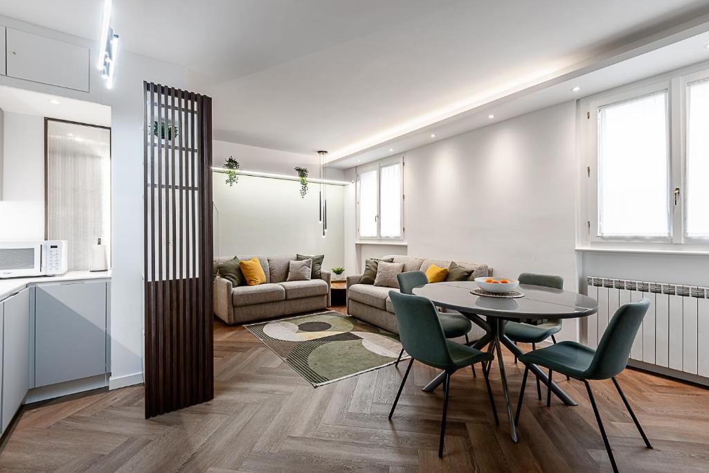 StayEasy Argelati40 - Penthouse with 2 bedrooms, 2 bathrooms and terrace - Navigli, Milan