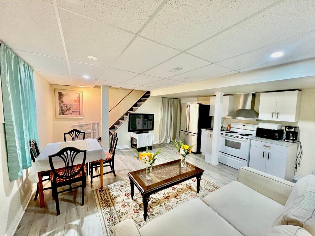 2BR Basement Apt in Newmarket, Newmarket