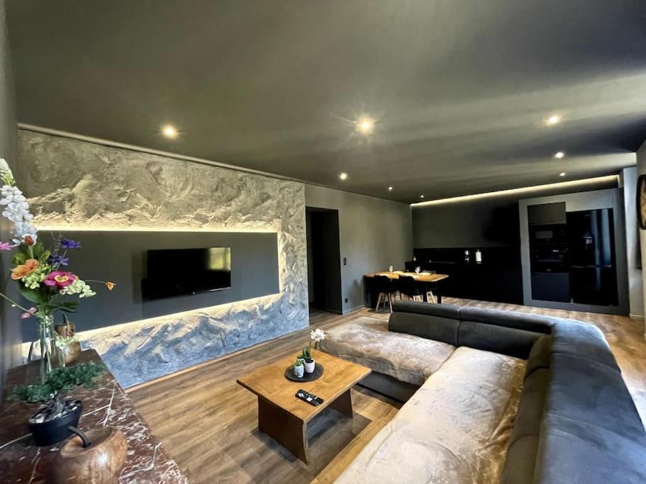 Suite Anela, Saint-Claude