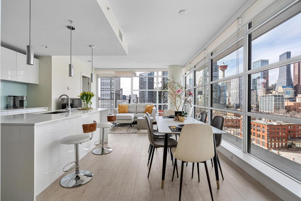 Luxury Corner Unit DT w Tower Views! Near Stampede, BMO Centre! FREE Banff Pass, Parking, Wine!, Calgary