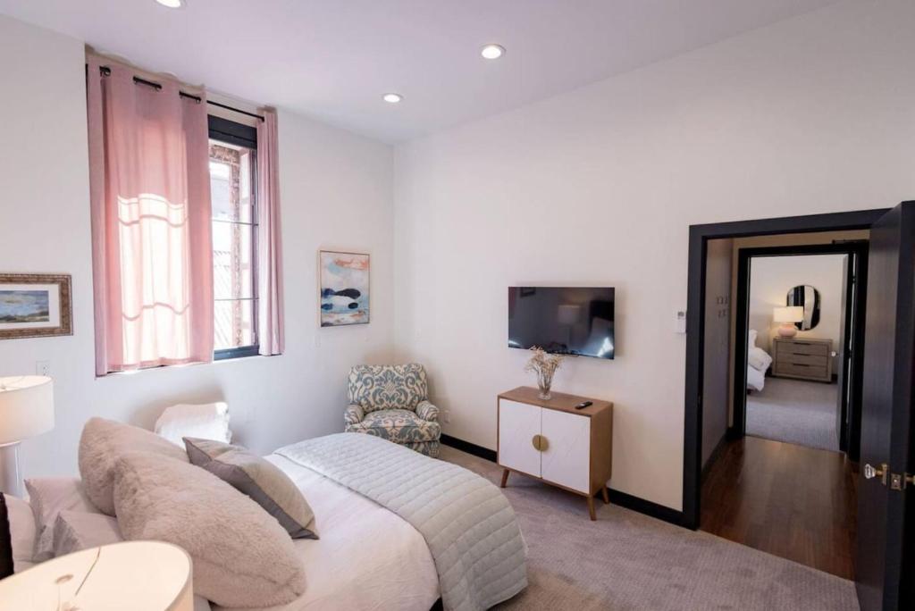 Speakeasy 2 Room Suite (Rm 5), Nevada City