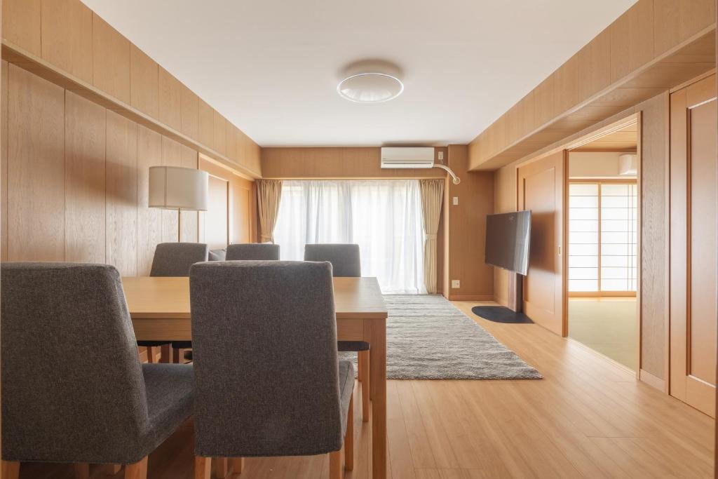 A Marvelous Blend of Tradition and Modernity, Independent 1st-floor Suite, Accommodates Up to 10 Gue