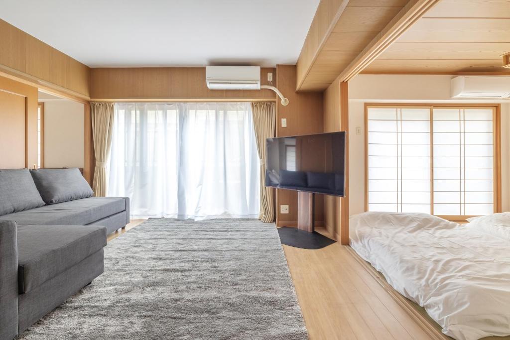 A Marvelous Blend of Tradition and Modernity, Independent 1st-floor Suite, Accommodates Up to 10 Gue