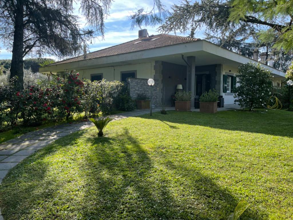 Delightful stylish house with private garden close to downtown, Roma