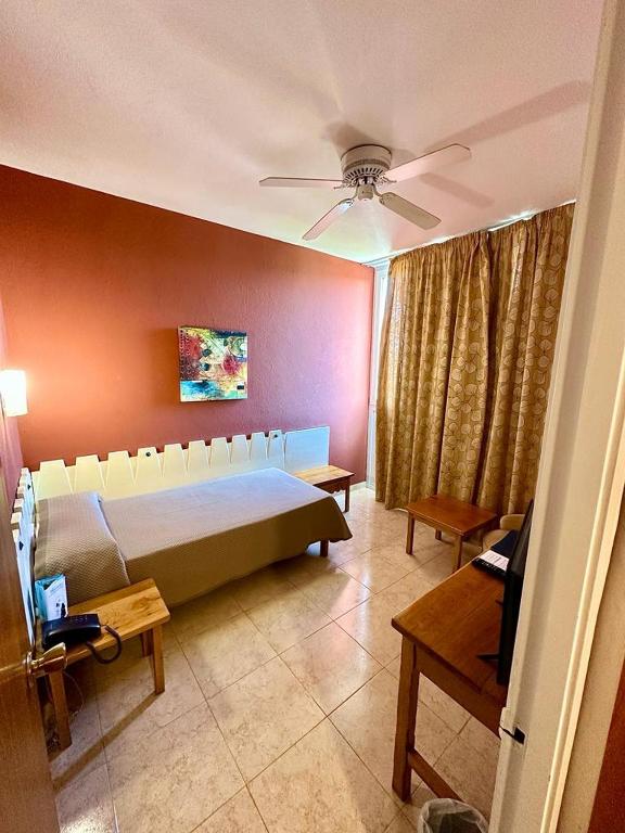 Hotel Arenal — Hotel rooms in San Antonio, Balearic Islands
