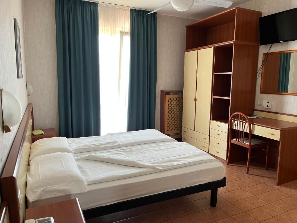 Hotel Florida — Hotel rooms in Limone sul Garda, Lombardy
