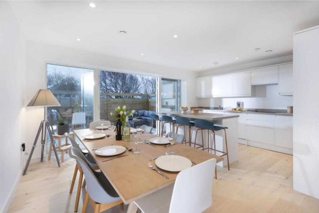 Sunny Eco Home minutes from the beach (Tamsin), Newquay
