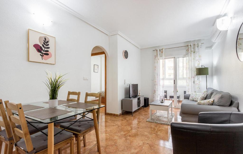 Cozy Apartment In Torrevieja With Swimming Pool - 4