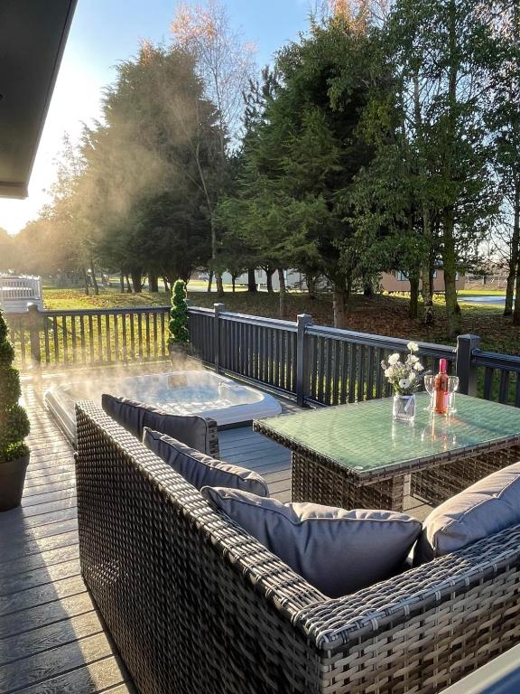 Ailsa Lodge with Hot Tub, York