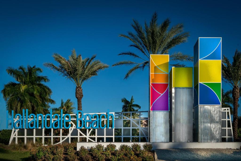 Walk to the beach, Studio, with Pool and FREE Parking, Hallandale Beach