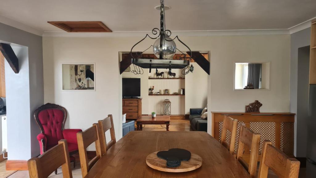 Romantic Rural Cottage with Large Gardens, Llangefni photo 3