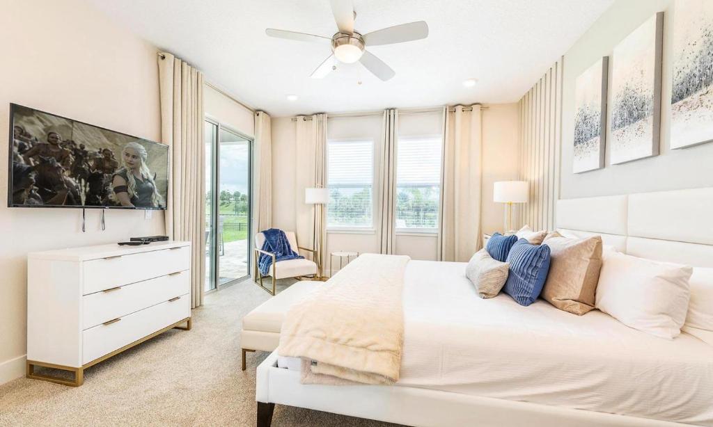 Energetic 6 Bdrm Home with Games Room at Encore 전경