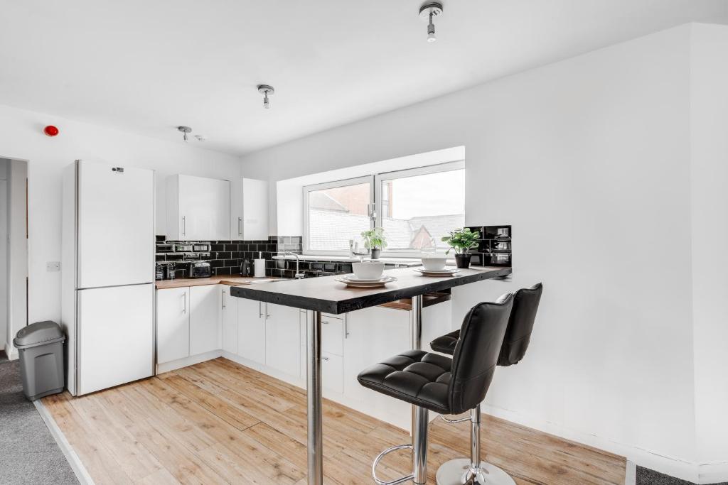 Large Central Apartment - free nearby parking, Liverpool