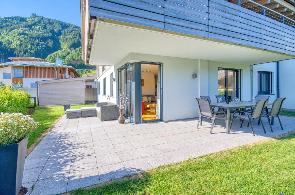 Exterior view, Golf & Glacier View - by Alpen Apartments in Zell Am See