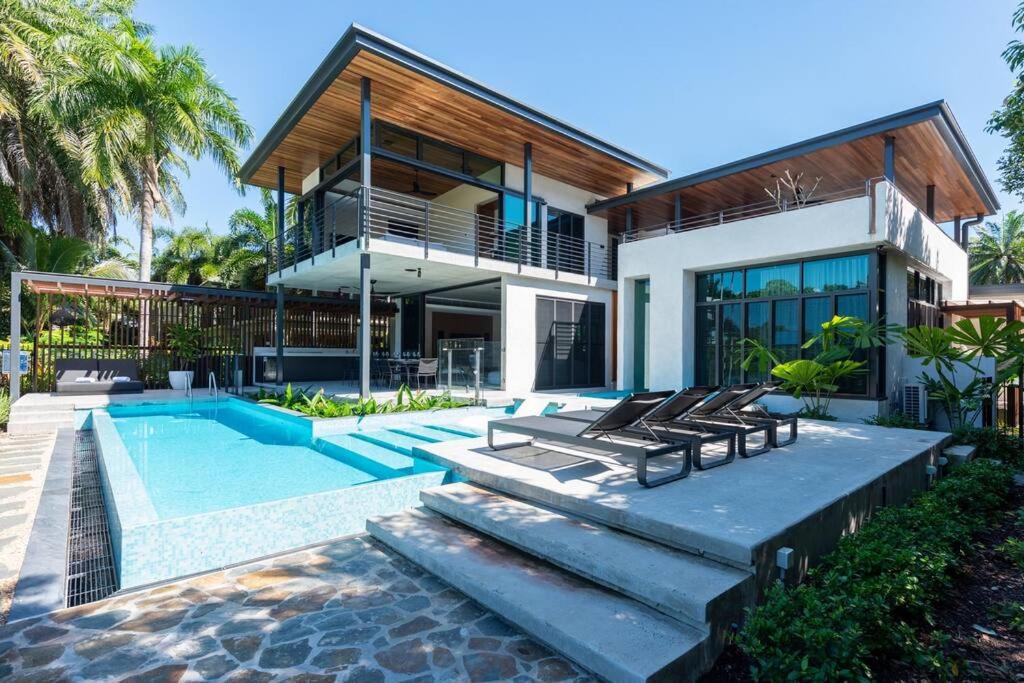 8 Beachfront Mirage, Port Douglas