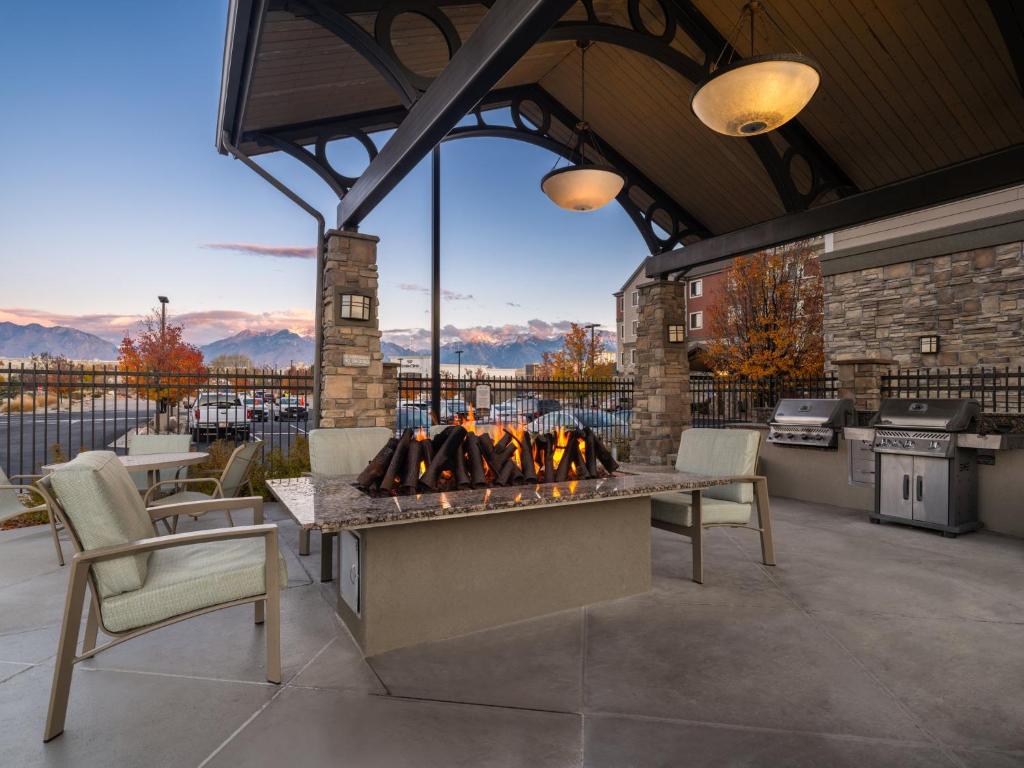 스테이브리지 스위트 미드베일 바이 IHG의 실외 수영장 이미지입니다.