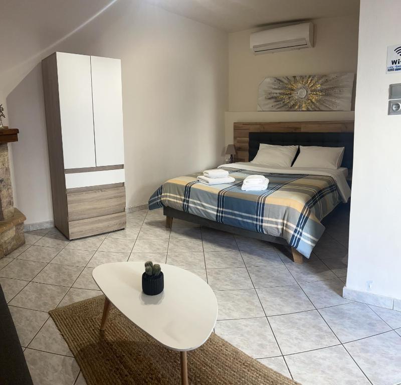 Garden Square Inn, Markopoulon