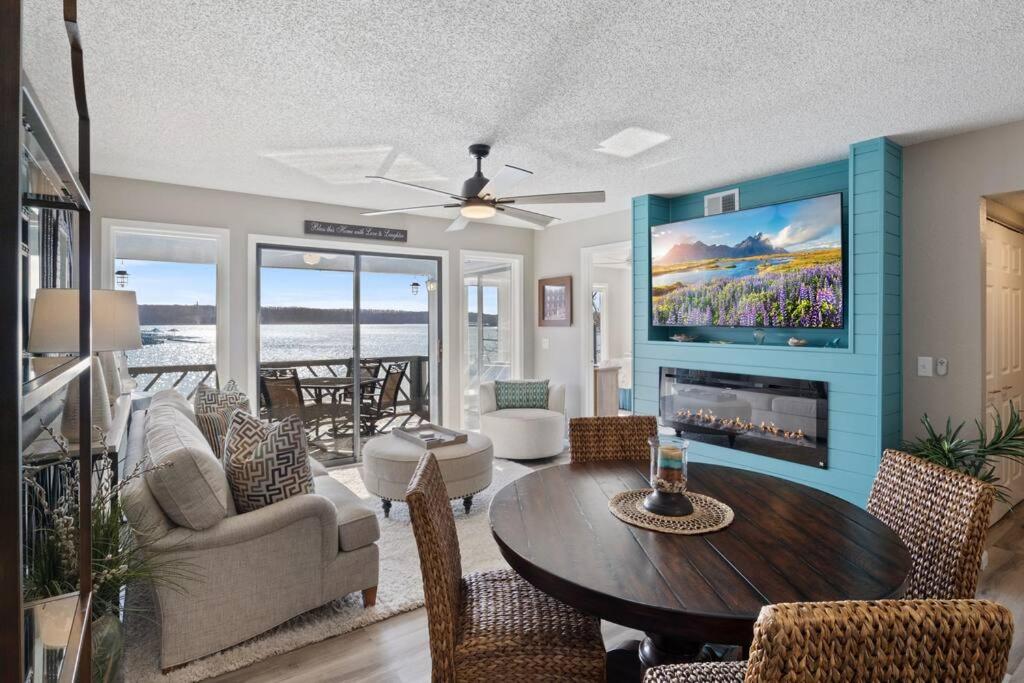 Beachy Lakefront Condo in the heart of Osage Beach, Osage Beach