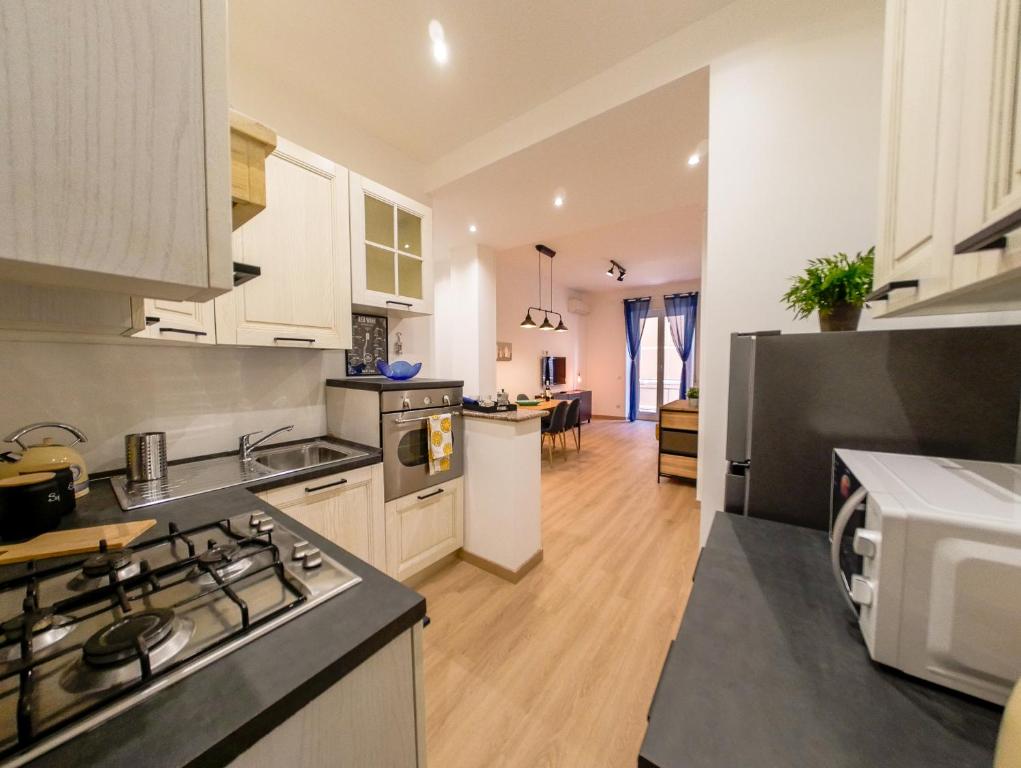 Chic Modern 2-Bedroom near Metro - 4