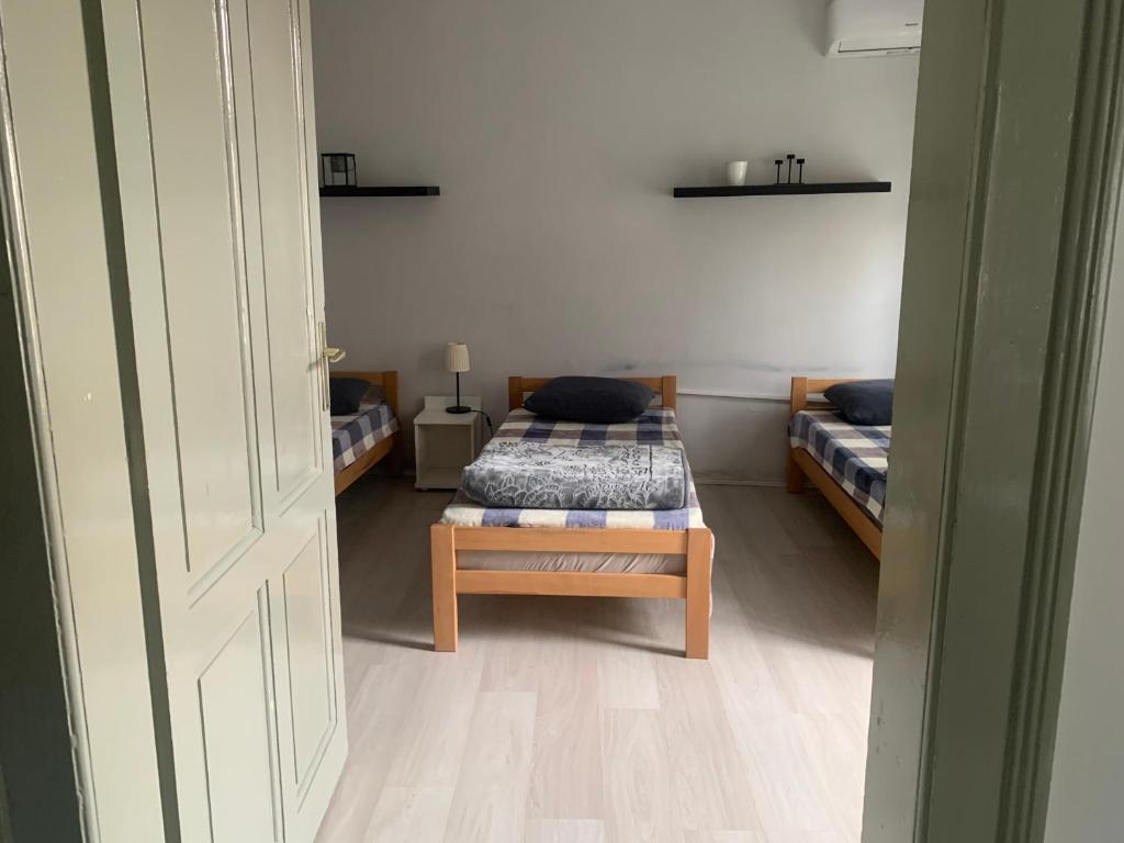 Downtown Belgrade Mixed Beds - 3