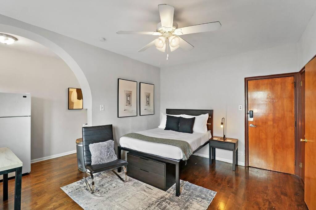 Stylish Studio Apt in Chicago - Dorchester 209, Chicago