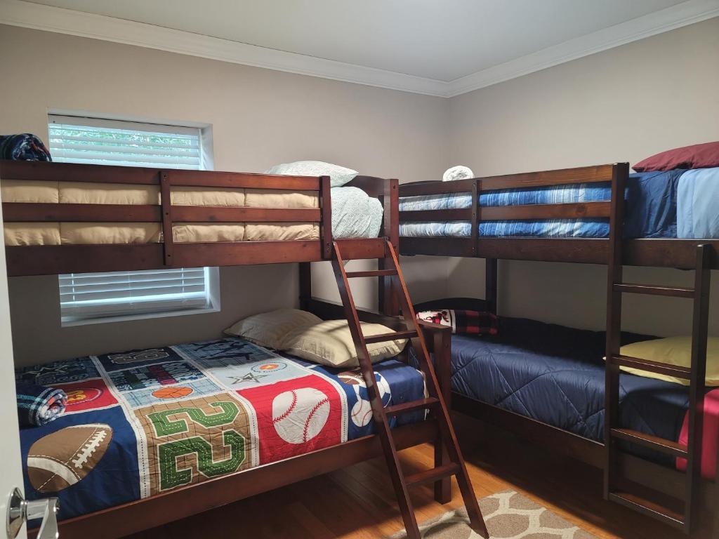 Great large home,8 min from Downtown, Pensacola