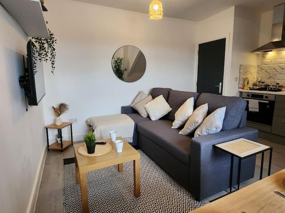 SuperValue Suite 3 - Fast WiFi, Hotel Linen, Keyless Entry, City only 10 Mins - BY PROPERTY PROMISE, Cardiff