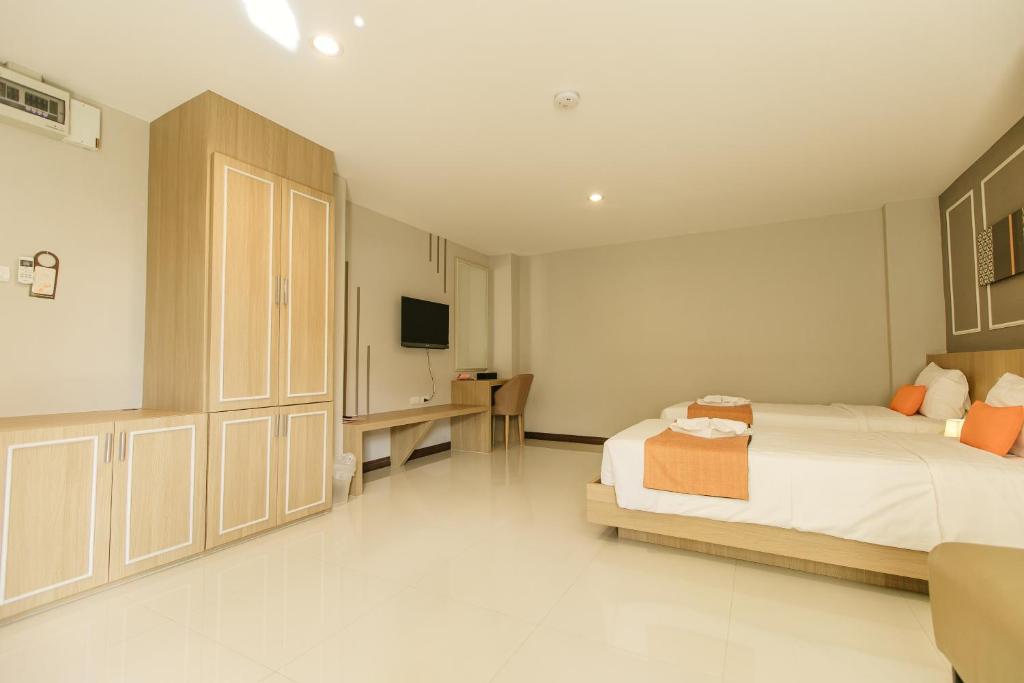 Shared lounge/TV area