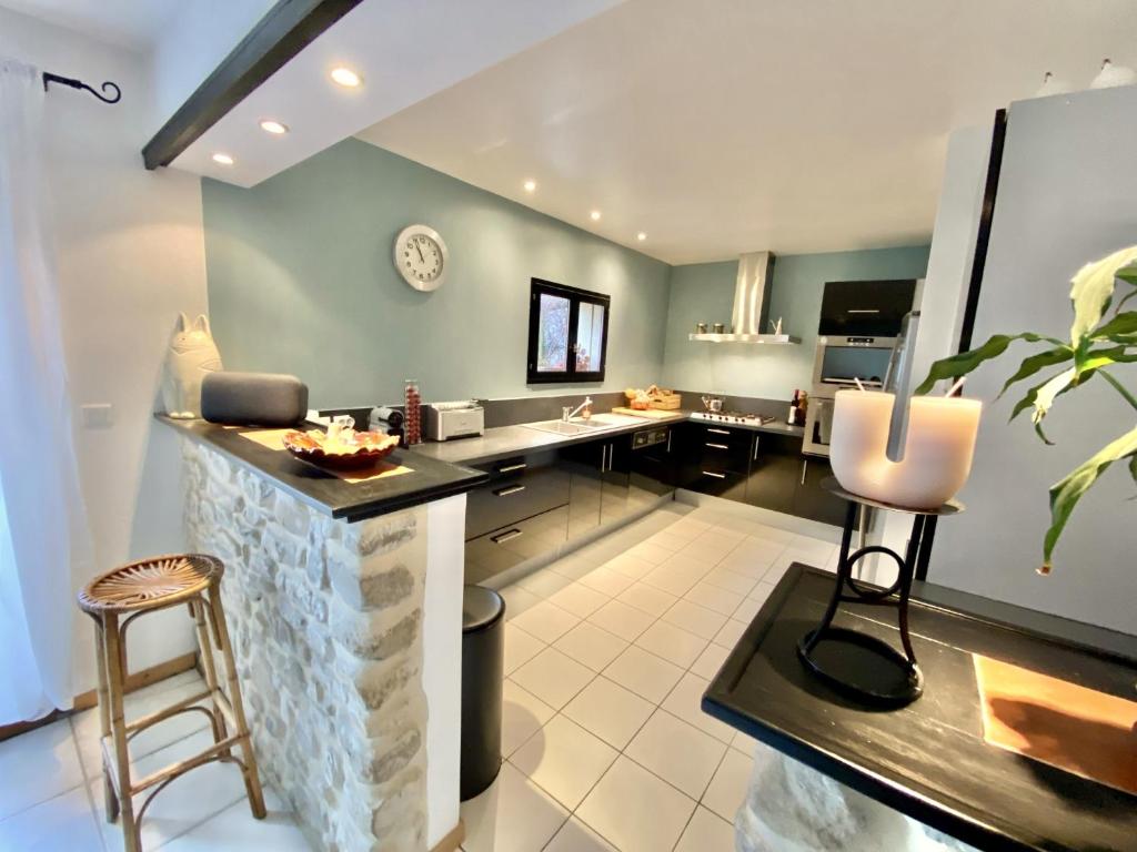 GITE DE L'ASPE 135m2, 6p, 3ch avec piscine privative, jardin ombragé clos, Saint-Maurice-dʼIbie