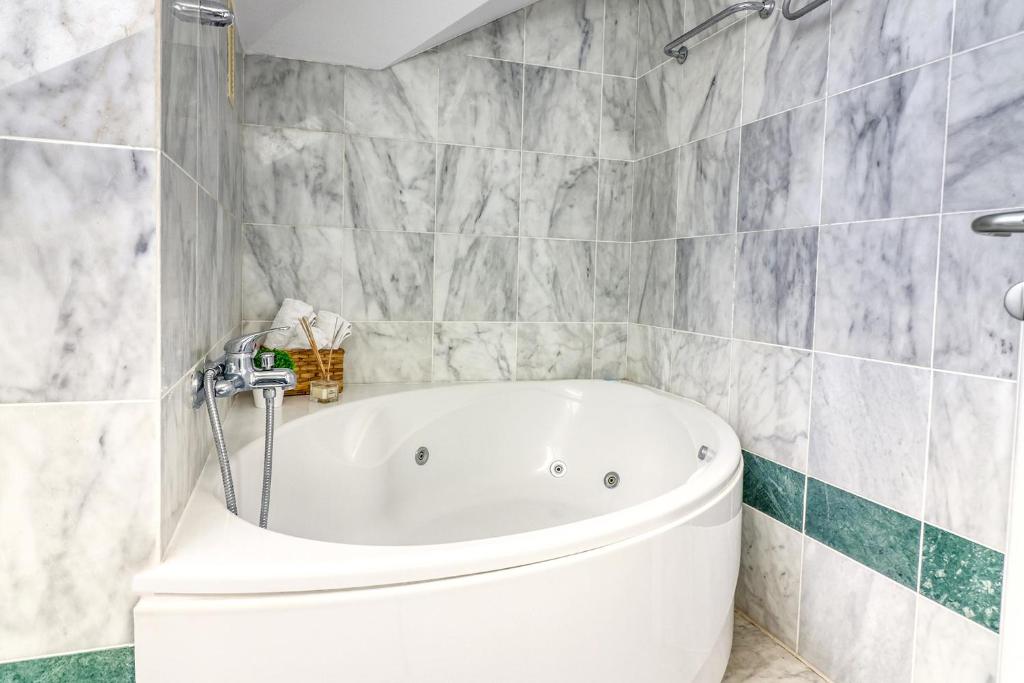 Two-Floor Penthouse w/ Spa Tub & Outdoor Terrace - 5